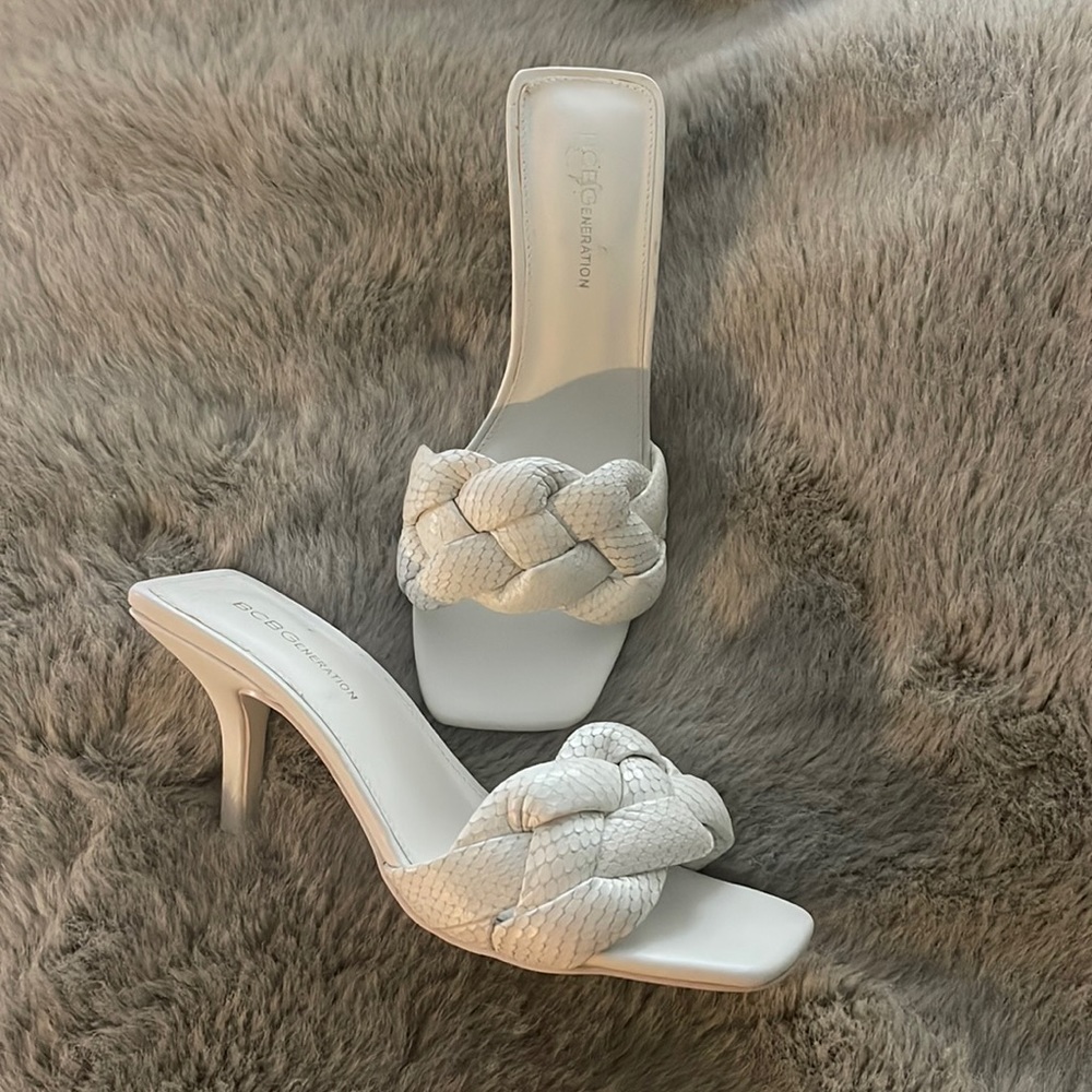 Braided Heels BCBG Generation White Embossed 8.5